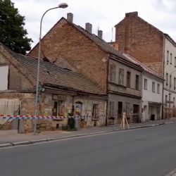V Plzni se propadla střecha vybydleného domu, zranění nejsou