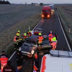 Vážná nehoda u Stodu - řidička Mini Cooperu vyproštěna hasiči