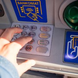 V Klatovech vybíral z bankomatu, zloděj mu peníze vytrhl z ruky