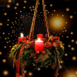 Z domu v Plzni ukradl čtyři adventní věnce