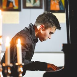 Své nezapomenutelné turné završí klavírista Pavel Vondráček koncertem v Plzni