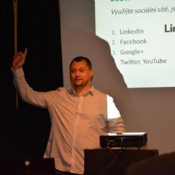 Jak najít práci pomocí sociálních sítí?