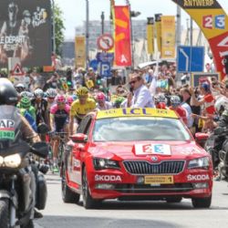 ŠKODA SUPERB absolvuje celou Tour de France jako ředitelský vůz