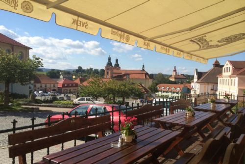 Foto: ŠVEJK RESTAURANT U Zeleného stromu v Nepomuku nabízí secesní kavárnu i letní zahrádku