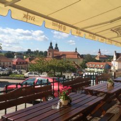 ŠVEJK RESTAURANT U Zeleného stromu v Nepomuku nabízí secesní kavárnu i letní zahrádku