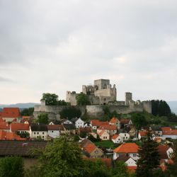 Užijte si výlet na Hrad Rabí! Nabízí zajímavé prohlídkové okruhy, výstavy i zábavu pro děti