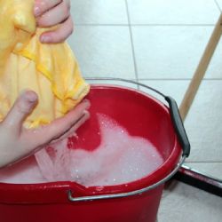 Za úklid podchodu v Plzni dostanou bagetu a nápoj