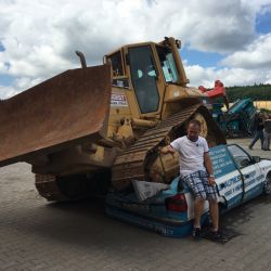 Zaparkoval na vyhrazeném stání a auto mu přejel buldozer