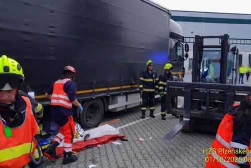 obrázek:Muž vážně zraněn pod koly kamionu