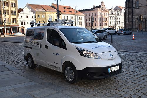 Foto: Revolutionární monitorovací elektromobil zvyšuje efektivitu kontroly parkování v Plzni