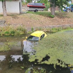 Auto spadlo v Plzni do rybníka 