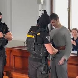 Krvavé drama ve věznici - vězni u soudu za pokus o vraždu a žhářství