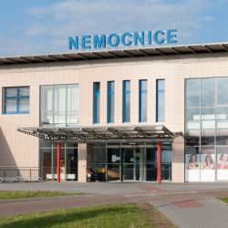 Muž se odškodnění za chybu nemocnice nedožil