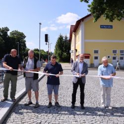 Nová zastávka u nádraží v Nýrsku usnadňuje přestupy