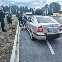 Opatrná jízda vzbudila pozornost strážníků, mladý řidič vyrazil bez řidičáku