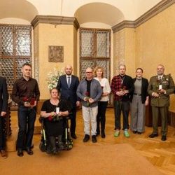 Plzeň oceňila dárce krve - dobrovolníci obdrželi Janského plakety