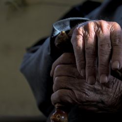 Senior bodl holí řidiče do srdce kvůli parkování