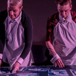 Stanice Evropa vrcholí inscenací o ženách v politice