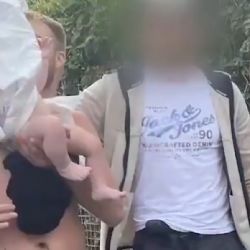 Vyskočil oknem a půlročního syna vzal jako rukojmí