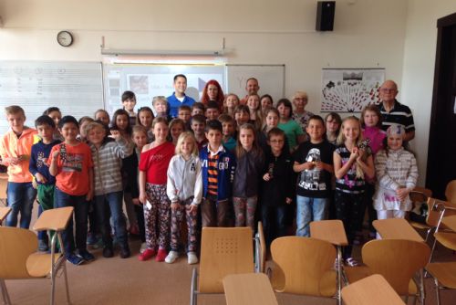 Obrázek - Tým amerických dobrovolníků navštívil ZŠ Martina Luthera v Plzni