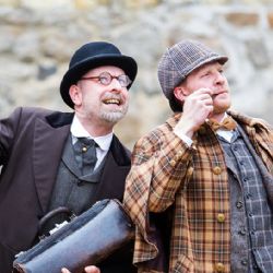 Sherlock Holmes bude po sedm večerů pátrat U Zvonu.