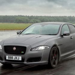 Jaguar XJR575 byl uveden během 44vteřinového rozhovoru 