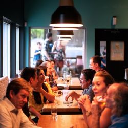 Vánoční firemní večírky se kvapem blíží a volné termíny plzeňských restaurací mizí