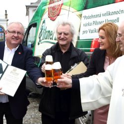 2015 lahví požehnané velikonoční várky Pilsner Urquell míří do Vatikánu