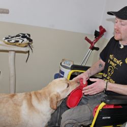 Asistenční pes Renča bude brzy pomáhat svému hendikepovanému pánovi 