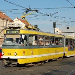Auta v Plzni končí čím dál častěji v tramvajovém kolejišti