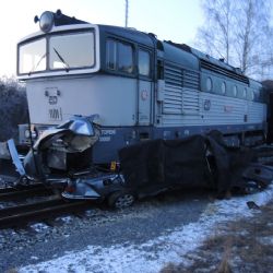 Auto na přejezdu u Holýšova vjelo pod vlak, řidič zemřel