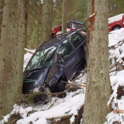 Auto se dvěma dětmi skončilo u Modravy zaklíněné mezi stromy