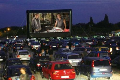 Foto: Autokino a kino v lochotnínském amfiteátru mají i tento týden program pro všechny