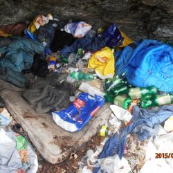 Bydlel v Plzni u řeky Úslavy pod hromadou odpadků