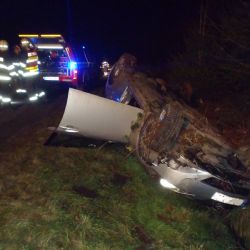 Auto se v Rokycanech převrátilo na střechu. Podívejte se