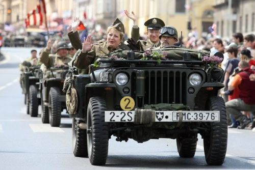 Foto: Military car klub zamíří do Normandie s podporou kraje