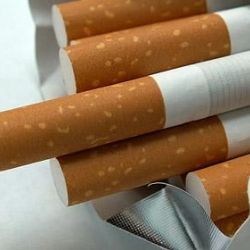 Nelegálně prodávali cigarety, tabák a anabolika 