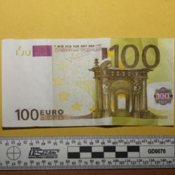 Cizinci napadli správce ubytovny, policisté jednoho z nich dopadli a ještě vypátrali padělané bankovky