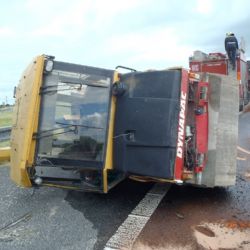 Dálnici D5 blokoval v úterý převrácený stavební stroj