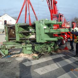 V Tachově spadl na křižovatku z náklaďáku obří stroj