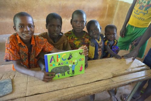 Foto: Děti ze Středoafrické republiky už dostávají slabikáře, na něž přispěla Plzeň 