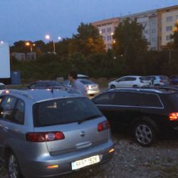 Do autokina v Plzni můžete i bez auta, tahákem jsou v týdnu i Příběhy obyčejného šílenství