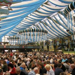 Do depa přijďte do soboty na pivo, preclík, bavorský folklor i moderní jazz  