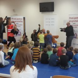 Do škol na Plzeňsku se vrací výuka první pomoci. Dospělí se pomáhat bojí 