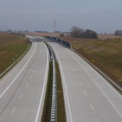 Dodávka srazila v noci na dálnici D5 muže