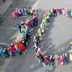 Domažličtí hasiči slavili 30 let od založení profi sboru, od dětí dostali obrovskou třicítku