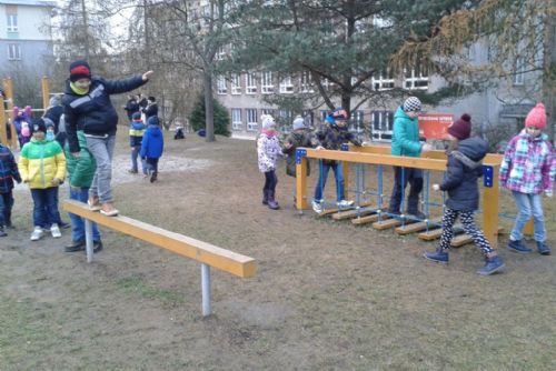 Foto: Doubraveckým dětem nadělila škola pod stromeček nové hřiště 