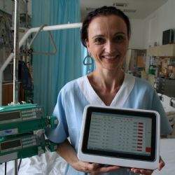 Fakultní nemocnice začíná využívat u lůžek pacientů nové technologie, sestrám pomůžou tablety