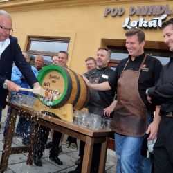 Hoši děkujeme. Plzeňský pivovar poděkoval českým hokejistům speciálním sudem