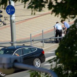 Já chci umřít, křičela žena a vběhla v Plzni u bazénu mezi auta